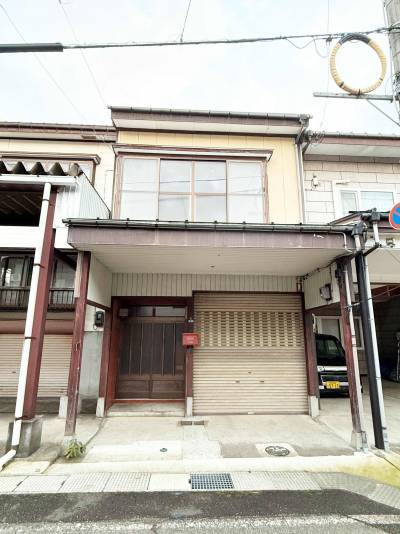 車を守るビルトインガレージが魅力の外観