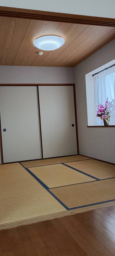 和室6帖、東側出窓があるので明るいです。