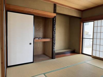 中央和室。収納と床間あり。