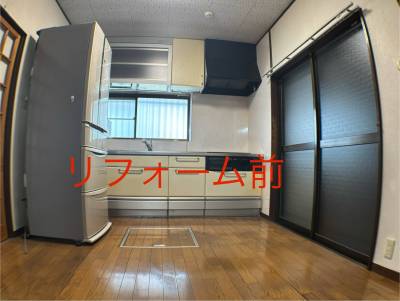 キッチン　壁紙と床張替えします。IH。電動で降りる吊り戸棚