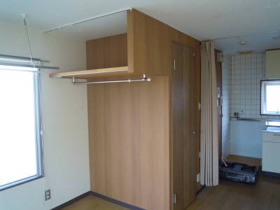 Ａ・Ｃタイプの部屋の窓と　棚収納　と　洋服架け