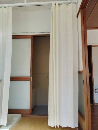 脱衣スペースと洗濯機置き場です。