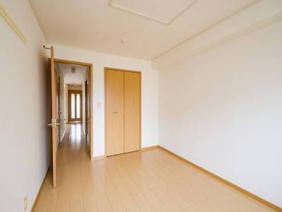 洋室：リビング以外の部屋も広々。子供部屋としても最適