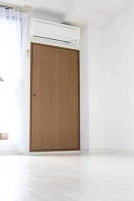 玄関から見た洋室