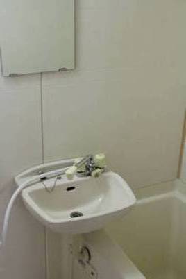 タオル掛けとトイレットホルダーはカワジュン製です。