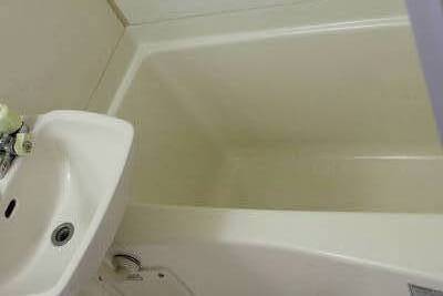 鏡を少し大きい物にして、タオル掛けを設置しました