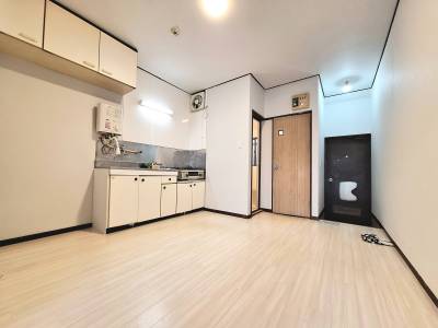 寝室側から見たダイニングキッチン