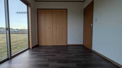 東側洋室4.6帖。広々収納付き。