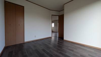 西側洋室5.6帖。奥行のある収納付き。