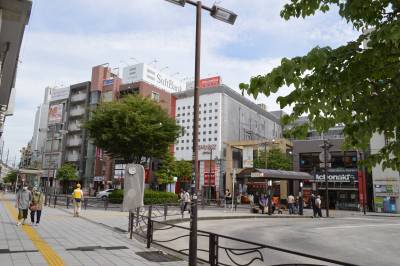 新城駅南口
この後ろに大きな商店街があります