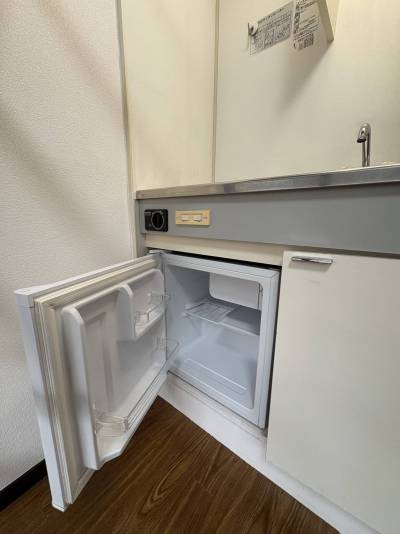 備え付けのミニ冷蔵庫があります
