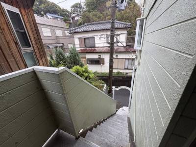 入口の目の前に階段があります