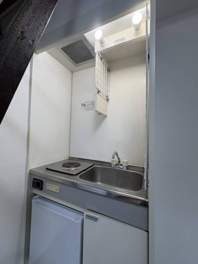 小さいキッチンがあります。