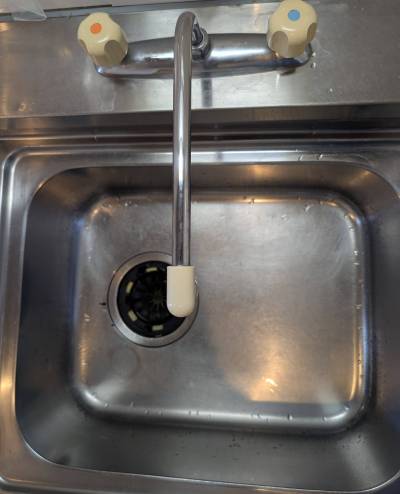 シンク。大きなシンクで料理、食器洗いはやりやすいですね。