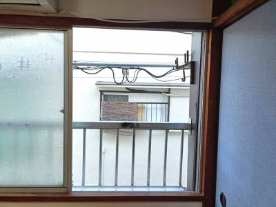 物干し竿（窓の外）