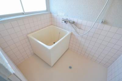 床面にバスナフローレを施工済み、水栓取替済です。