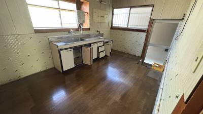 リフォーム前ダイニングキッチン(床/壁張り替え予定)