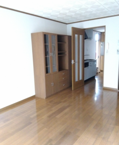 9帖の洋室には便利な収納棚付き