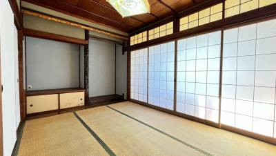 2階の和室には床の間があり日本の伝統的な空間を感じられる♪