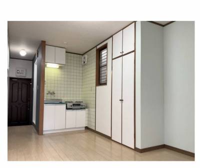 サイドにも窓あり。室内奥には家具を置きやすいスペース。