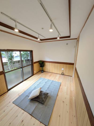 日当たりの良いリビングと無垢材の温もりでリラックスできます