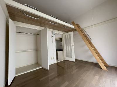 ロフトと広い収納でスペースをゆったりと使えます