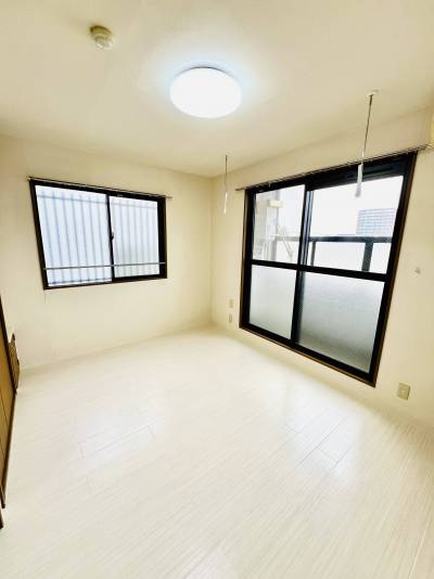 洋室　二面窓採光抜群、室内物干し機導入