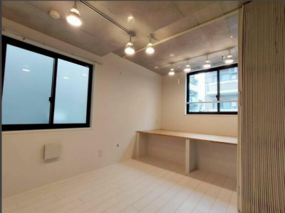 小上がり部分を寝転んだり、小机としても使えますよ。