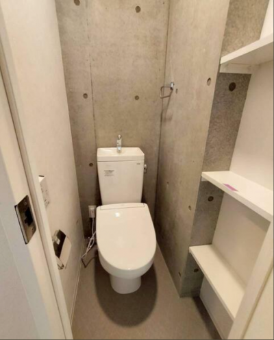 トイレにも棚が用意されていて使いやすい。