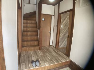 壁は綺麗に塗替え。
上がり床はクッションフロアーへ。