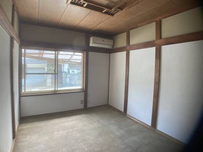 壁は綺麗に塗り替え。
床は畳張替えします。