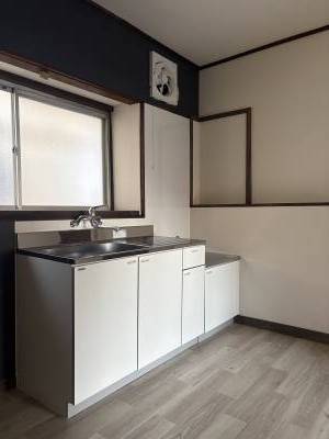 新品のキッチン、フローリングに変更済み