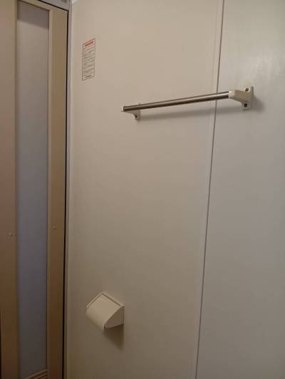 ユニットバスにタオル掛けもついてます。