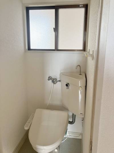 トイレは洋式でウォシュレット機能付きです。