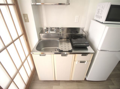 冷蔵庫、電子レンジ、洗濯機付きです。