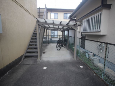 自転車、バイク置き場あります。利用は無料です。