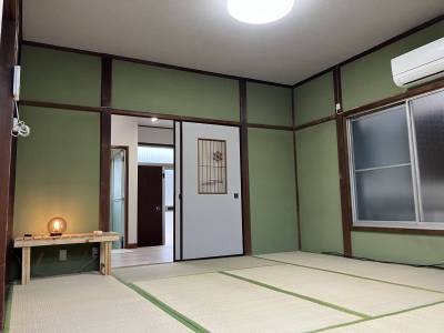 古めに見えますが、緑ベースの綺麗な和室です。