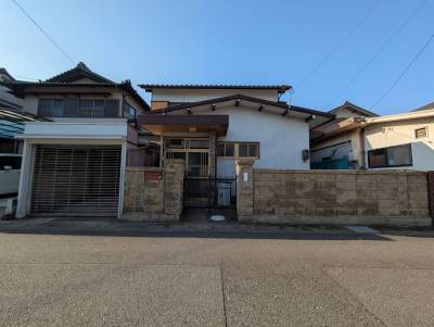 屋根付き駐車場で愛車を雨風から守れます。