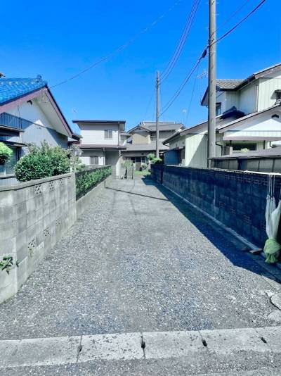 物件進入口（幅約４ｍ）。駐車場としての利用もＯＫです