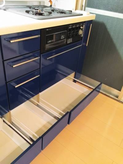 床ギリギリまで引出しつき。