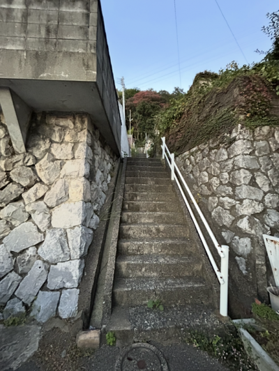 この階段を上がると左側に物件到着です♪