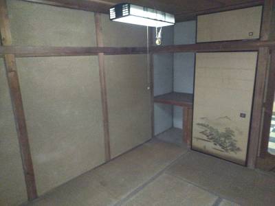 2階階段登って右