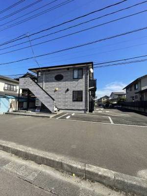 建物外観、前面道路広々で駐車し易いです