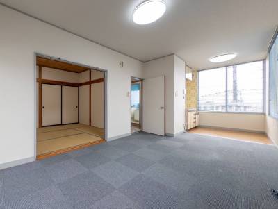 最上階角住戸で2面採光の明るい室内！