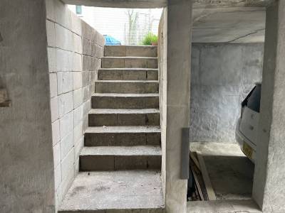 庭には一階の部屋からも行けますが、駐車場からも行けます