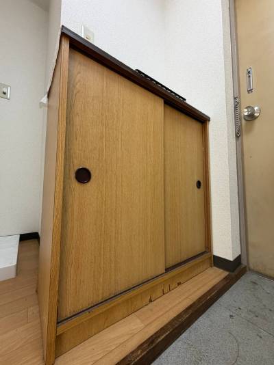 玄関脇には便利な収納付き