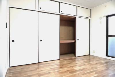 洋室：たっぷり収納できます