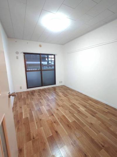 洋室：こちらの洋室は寝室、子供部屋、書斎としても最適です