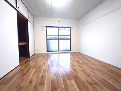 洋室：窓があり明るい室内