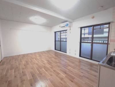 リビング：窓がたくさんあり明るいリビング